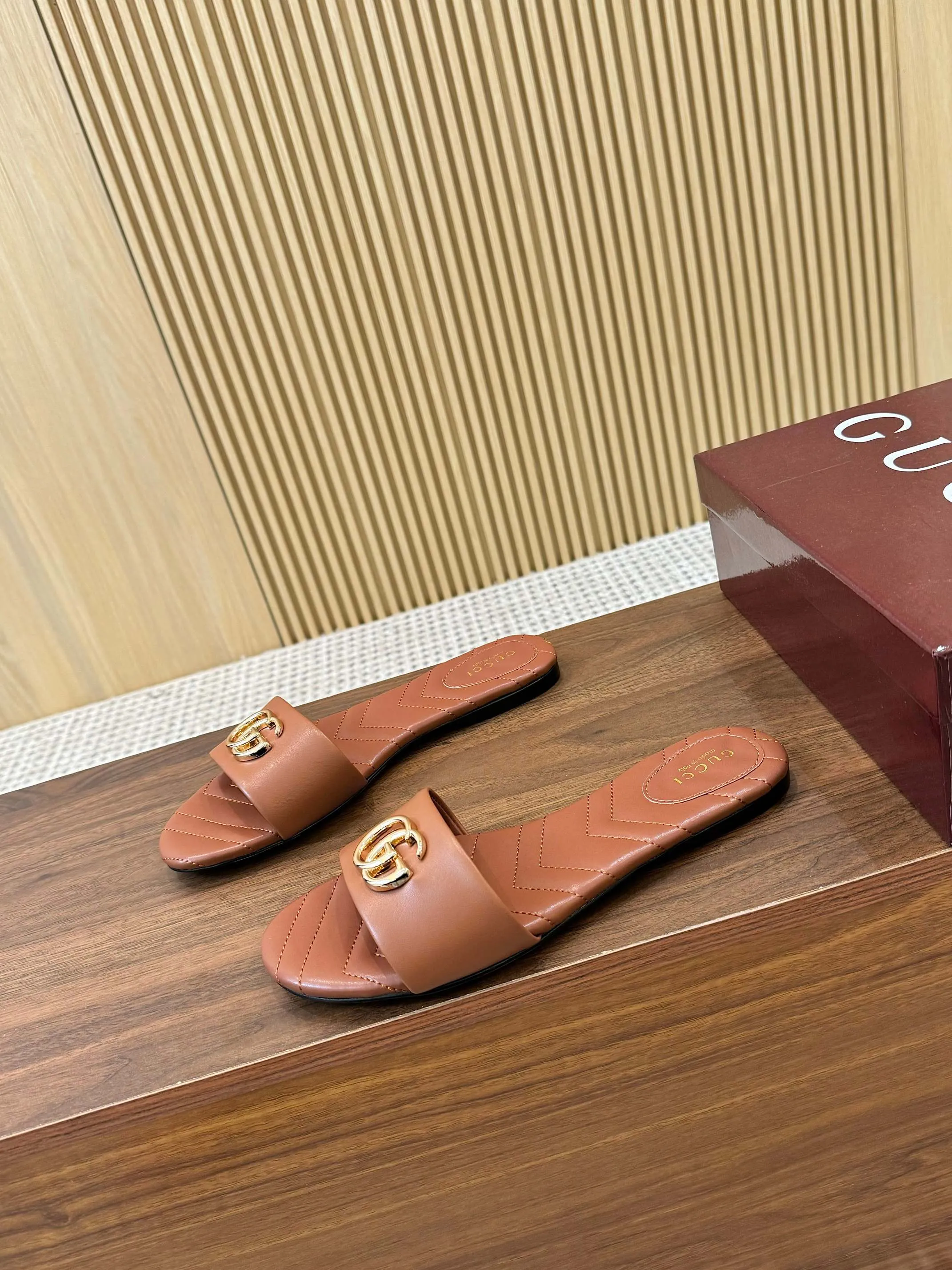 👟👟Ex-factory price 440👟👟 💯💯💯Gucci 2025 spring and summer latest popular slip-on sandals series... [Round toe] Latest double G buckle. Embroidery style Original quality 🍃Original European style, 💥perfect on the feet💃💃When worn with this shoe, it is elegant and crystal clear. No matter the materials of the accessories, they are all customized one by one. You must go to get the original version. The whole series is full of exciting and innovative elements. The texture of different materials, the texture of the materials, and the expression of the materials have a strong artistic atmosphere... ❶ Upper: imported cowhide ❷ Inner lining: customized imported sheepskin ❸ Foot pads: customized imported sheepskin ❹ Outsole: imported Italian genuine leather outsole ❺ Heel height: 1.5CM ❻ Packaging: Original full set of packaging ❼ Code number: 35-43 (41.42.43 customized is not returnable)